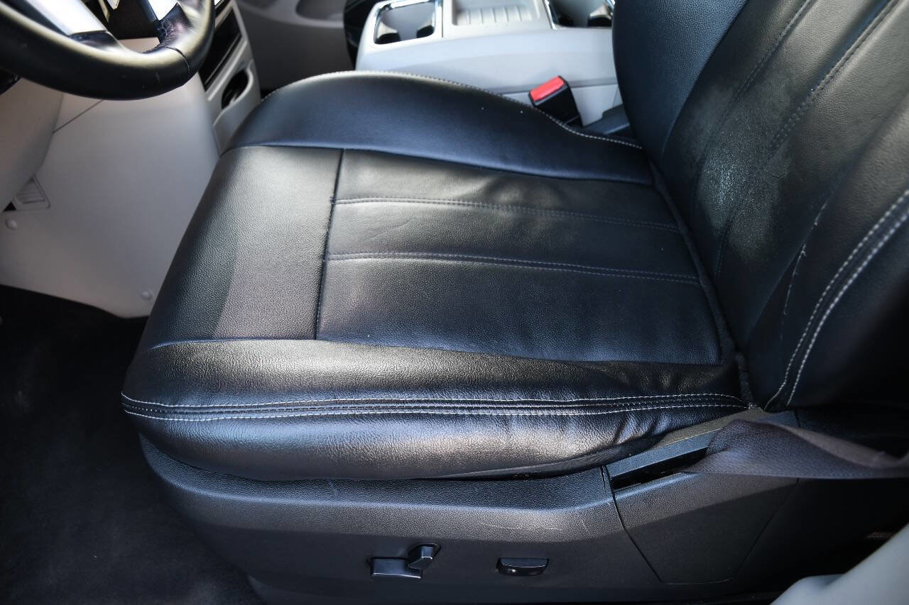 Used 2015 Chrysler Town & Country Touring FWD image 12