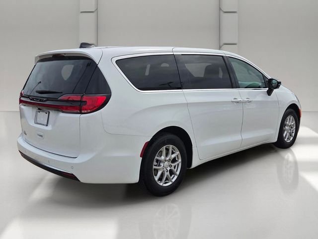 Certified 2027 Chrysler Pacifica Select FWD image 5