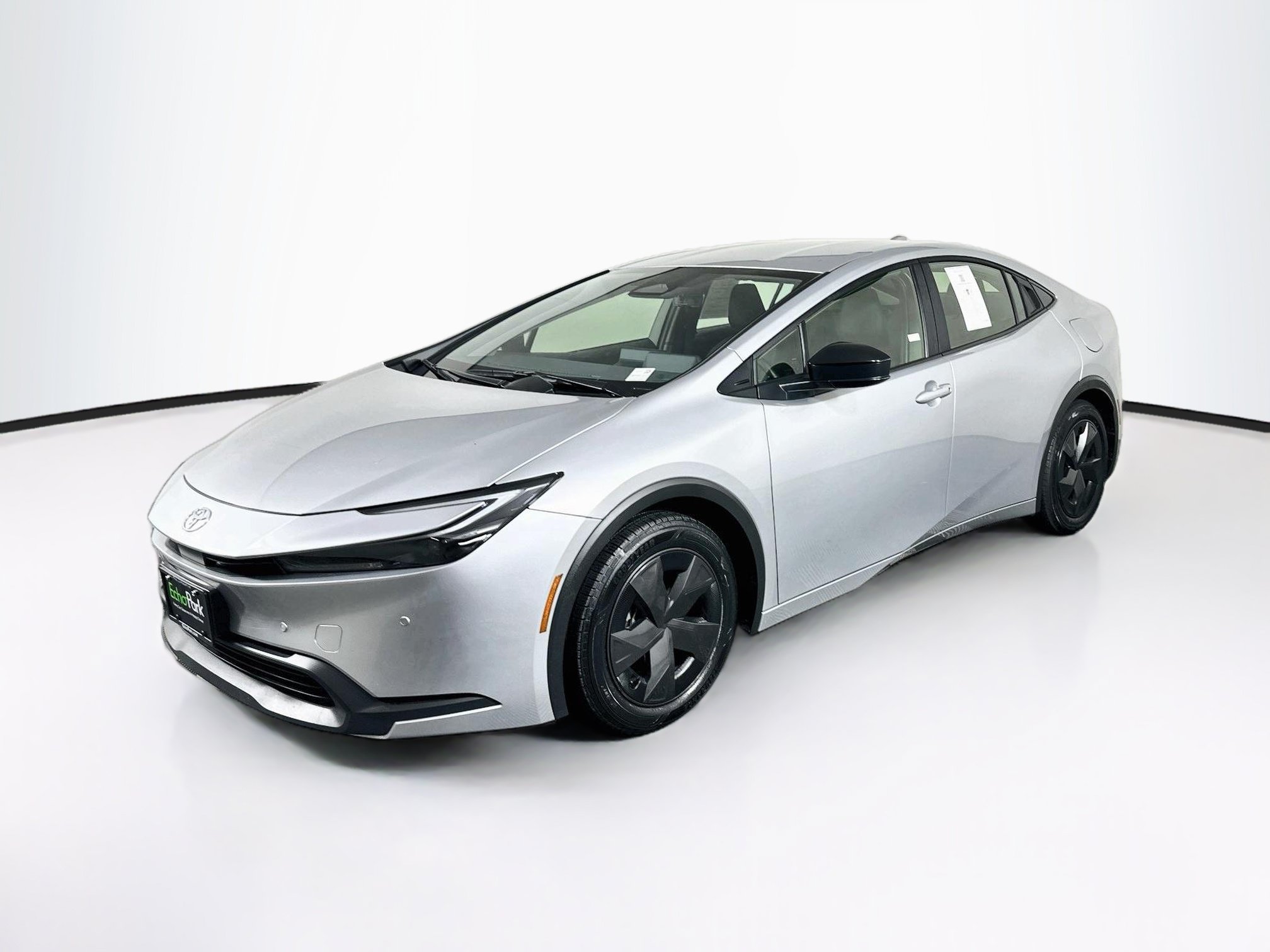 Used 2025 Toyota Prius LE FWD image 3