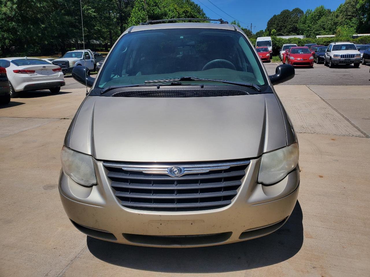 Used 2005 Chrysler Town & Country LX w/ Popular Equipment Group II FWD image 2