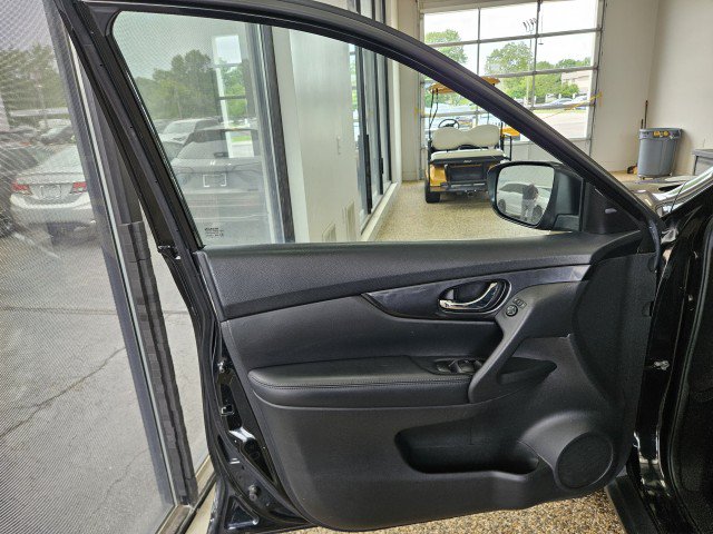 Used 2018 Nissan Rogue SV AWD/4WD image 18