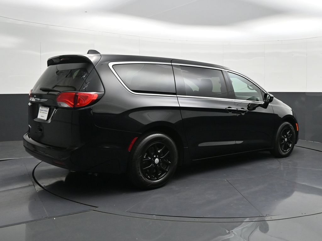 Used 2026 Chrysler Voyager LX FWD image 5