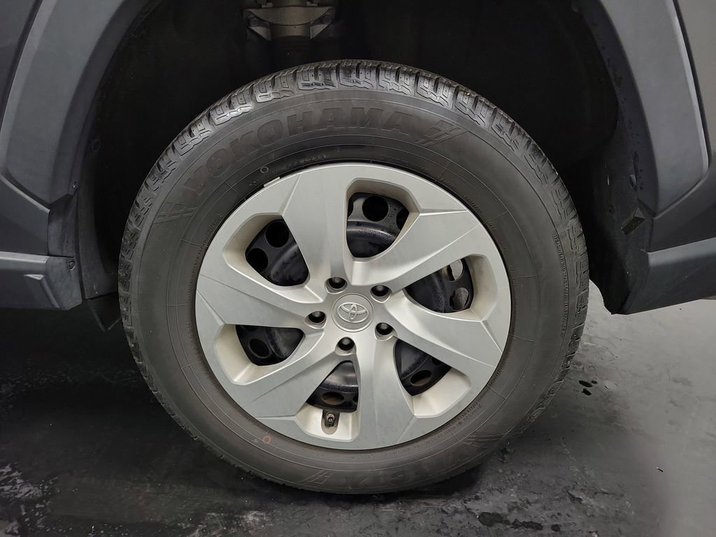Used 2021 Toyota RAV4 LE image 10