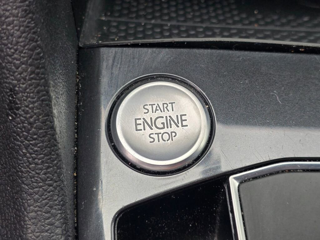 Used 2020 Volkswagen Tiguan SE image 38