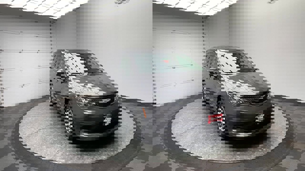 Used 2023 Chrysler Voyager LX image 32