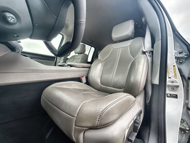 Used 2024 Jeep Wagoneer Series II w/ Flexible Seating Group RWD image 11