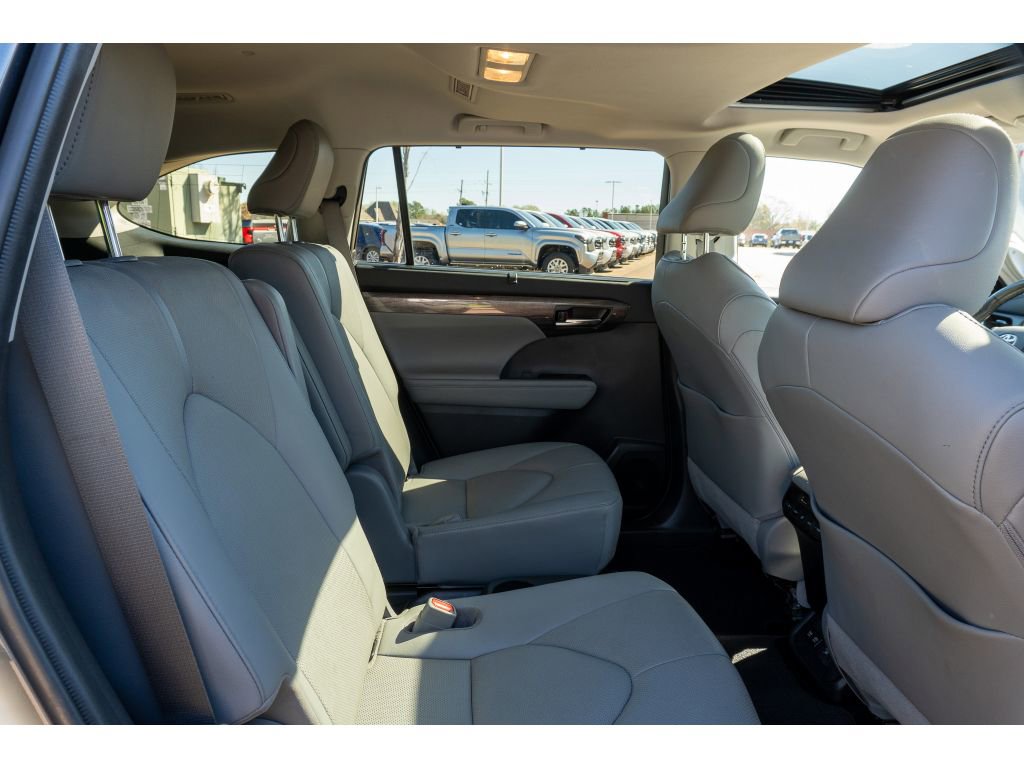 Used 2020 Toyota Highlander Limited image 18