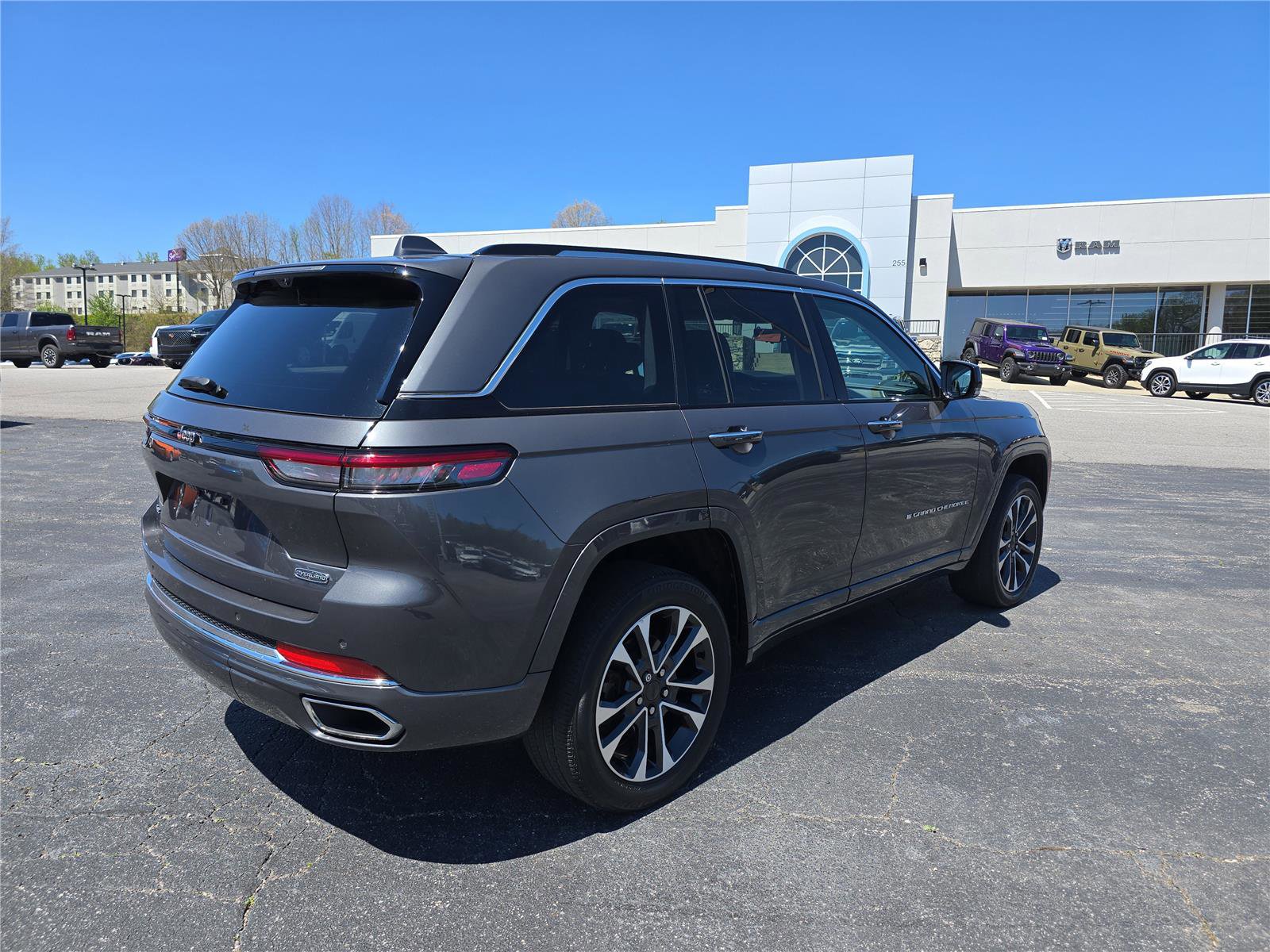 Used 2022 Jeep Grand Cherokee Overland w/ Luxury Tech Group IV image 3
