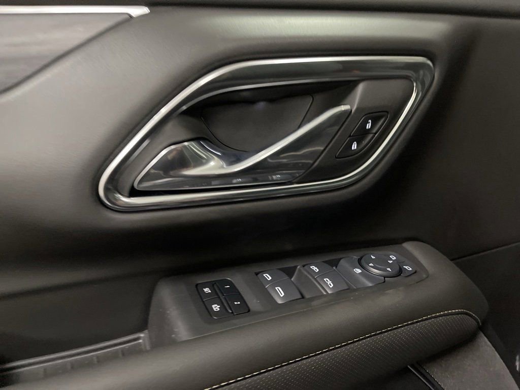 Used 2024 GMC Yukon XL SLT image 11