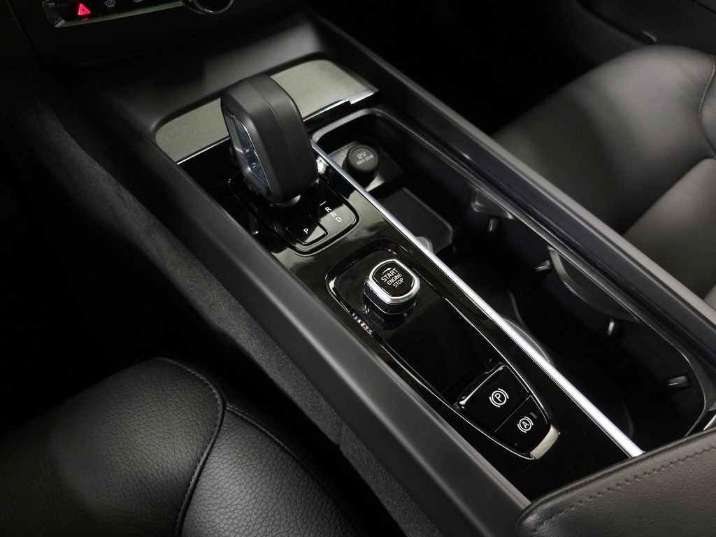 Certified 2025 Volvo XC60 B5 Plus AWD/4WD image 34