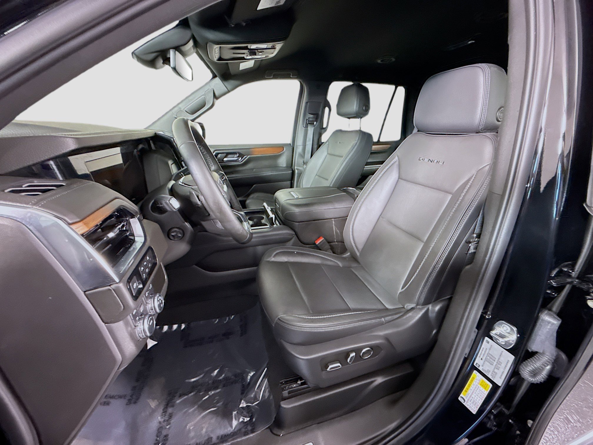 Used 2025 GMC Yukon Denali AWD/4WD image 15