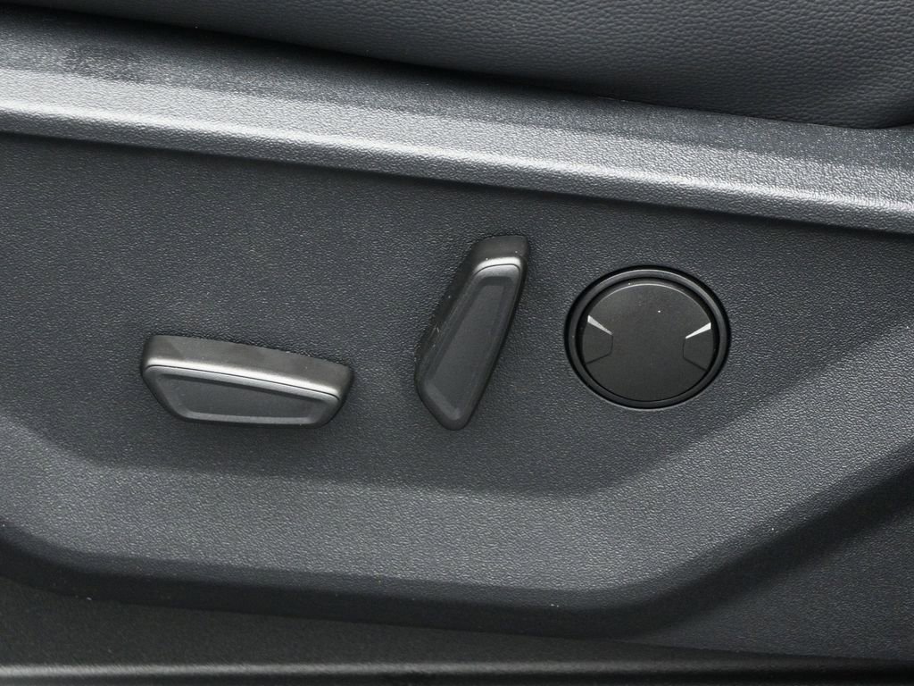 New 2026 Ford F250 Lariat w/ Black Appearance Package image 9