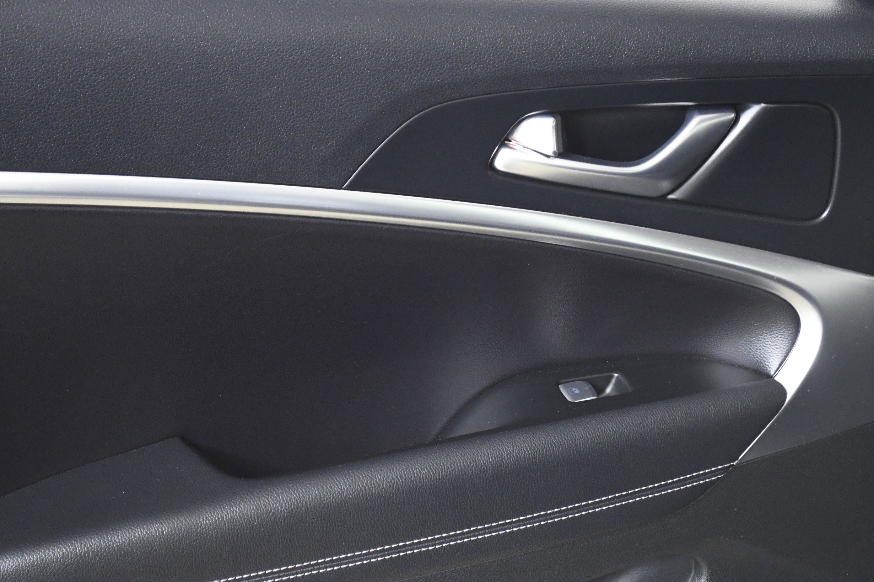 Used 2025 Genesis G70 2.5T image 23