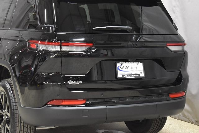 New 2025 Jeep Grand Cherokee Altitude image 9