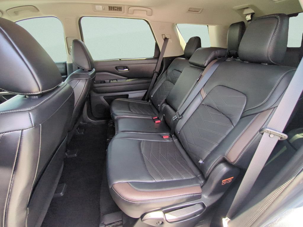 Certified 2022 Nissan Pathfinder Platinum w/ Cargo Package FWD image 10