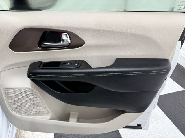 Used 2023 Chrysler Voyager LX image 21