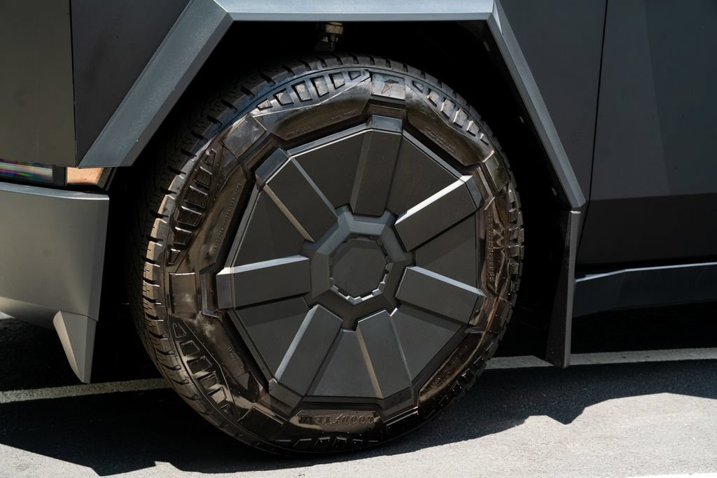 Used 2024 Tesla Cybertruck AWD Crew Cab image 19