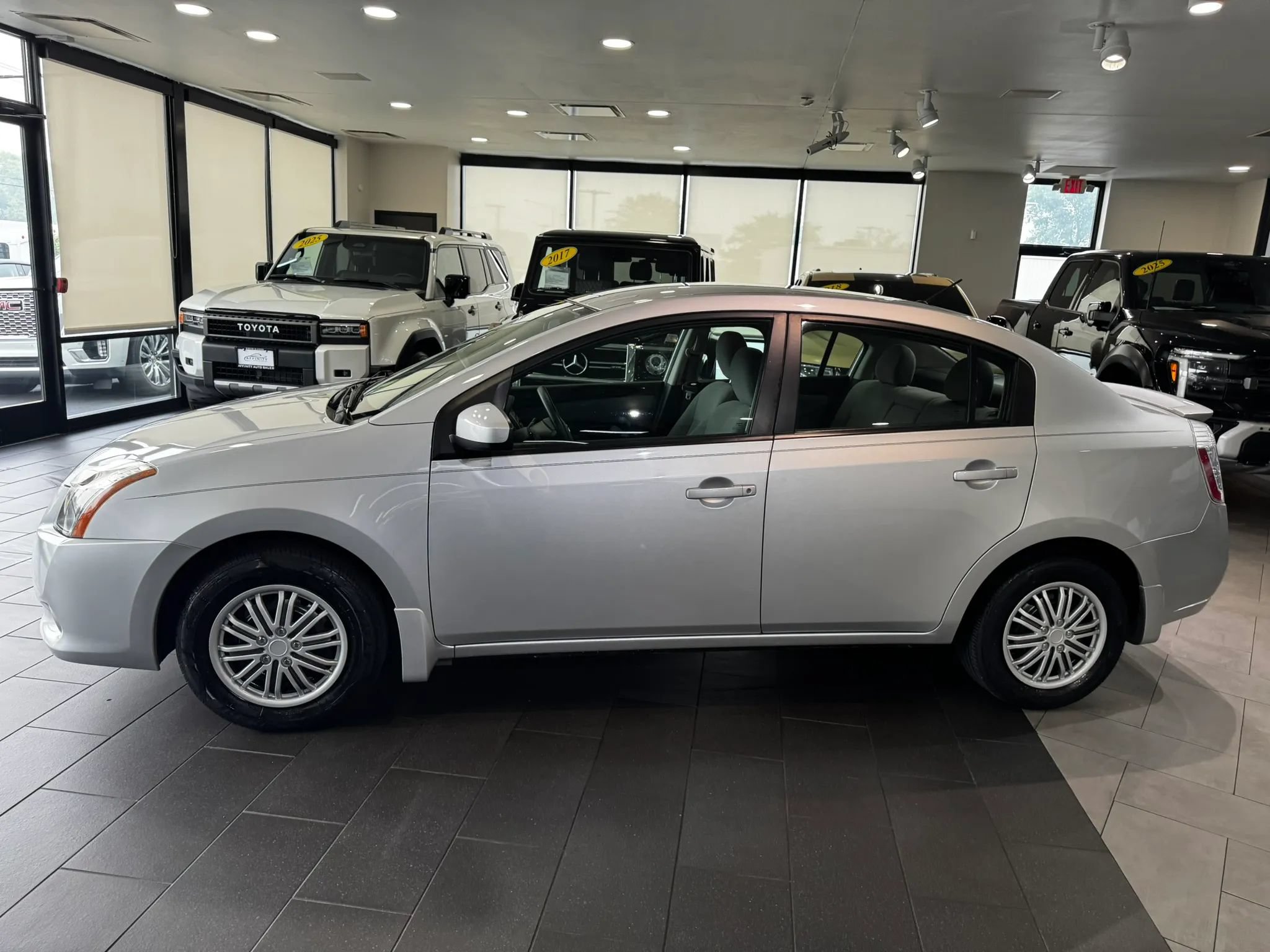 Used 2012 Nissan Sentra 2.0 FWD image 2