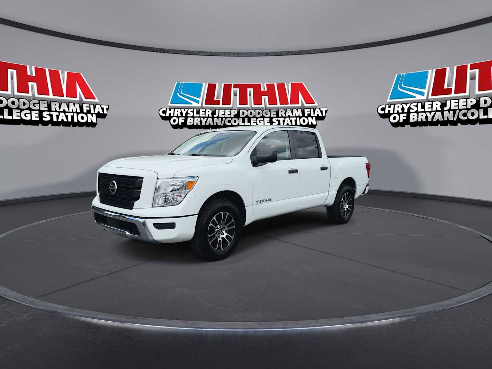Used 2022 Nissan Titan SV image 4