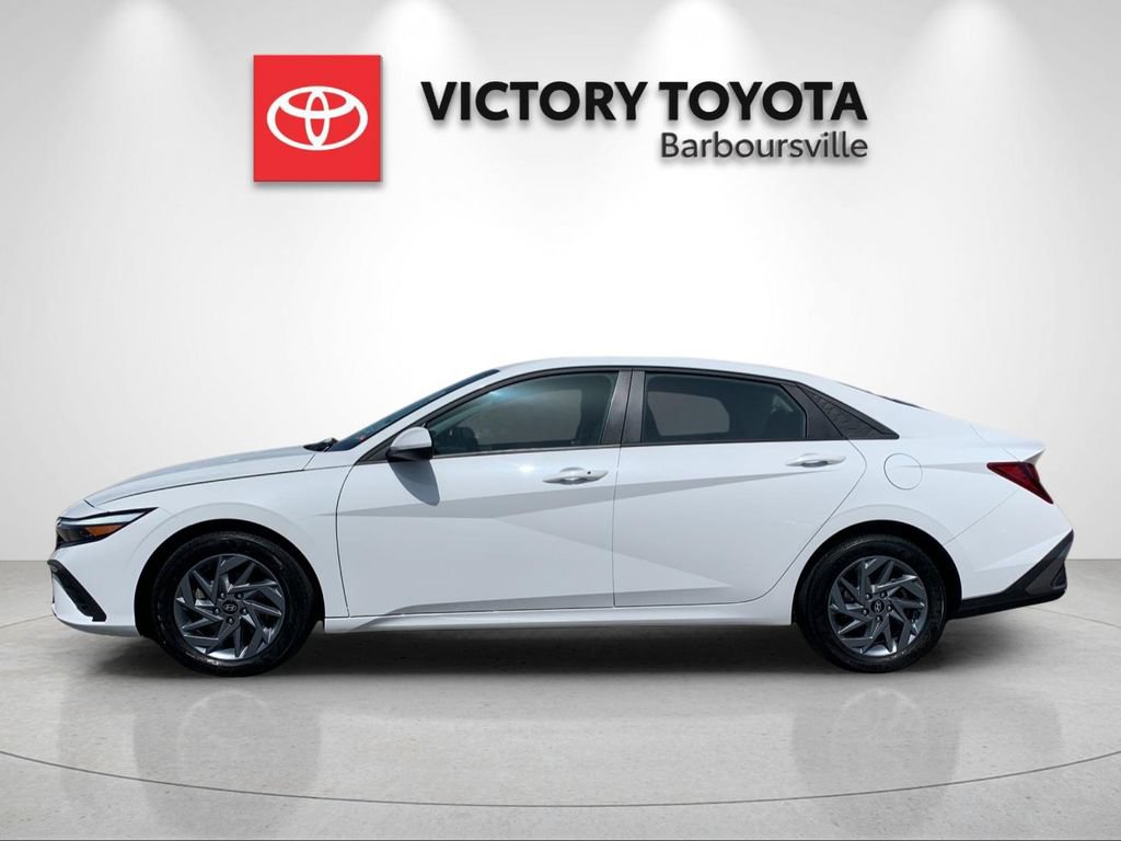 Used 2024 Hyundai Elantra SEL FWD image 2