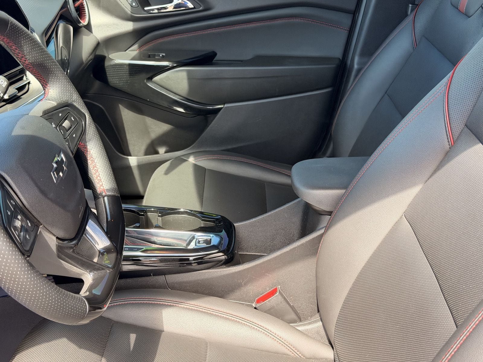 Used 2024 Chevrolet Trax RS w/ Sunroof Package FWD image 22