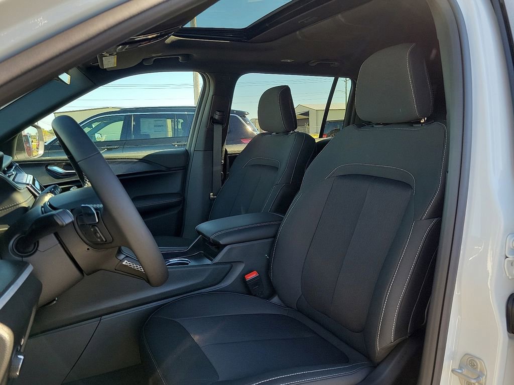 New 2025 Jeep Grand Cherokee L Laredo image 11