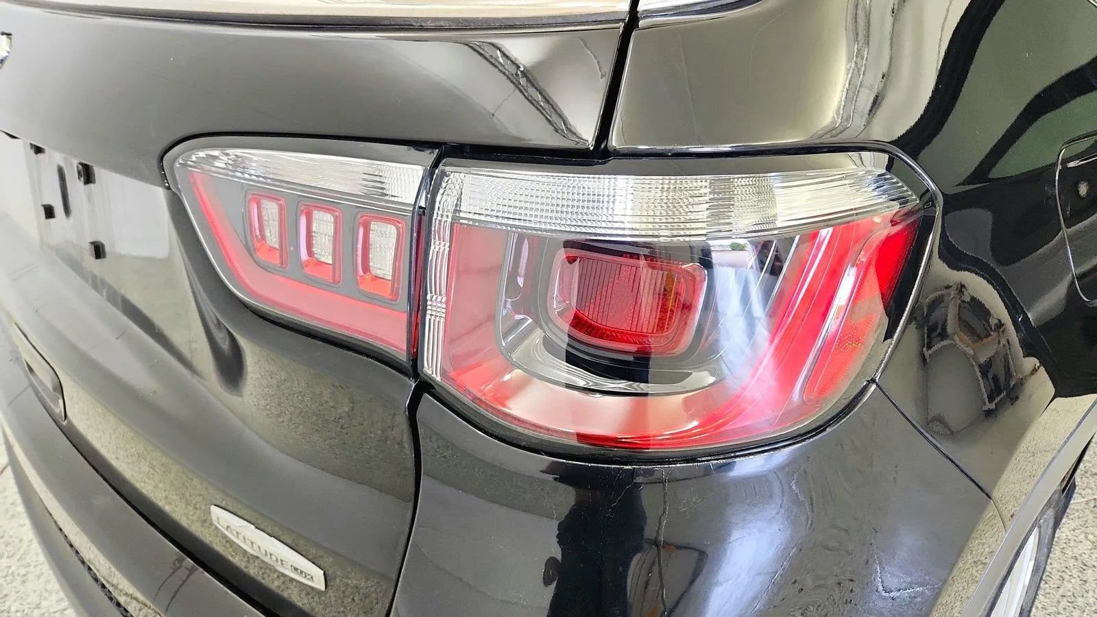 Used 2023 Jeep Compass Latitude AWD/4WD image 32