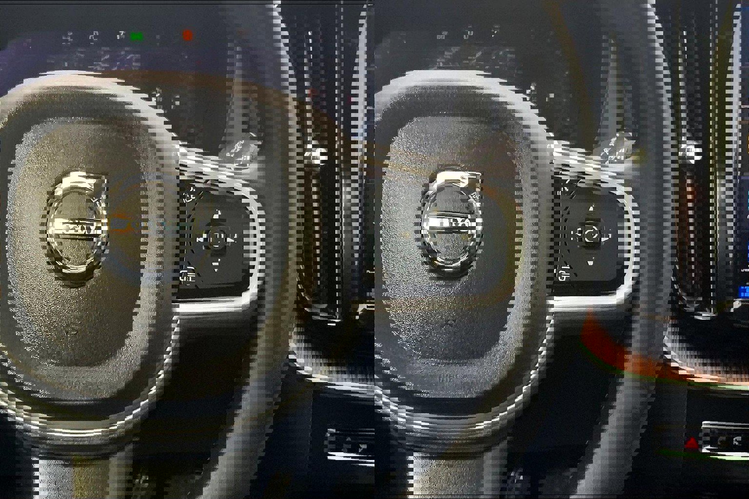 Used 2022 Volvo XC60 B5 Momentum w/ Climate Package image 21