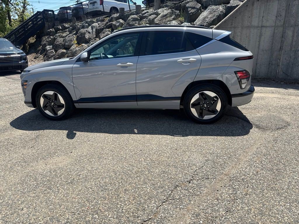 Certified 2024 Hyundai Kona Limited FWD image 3