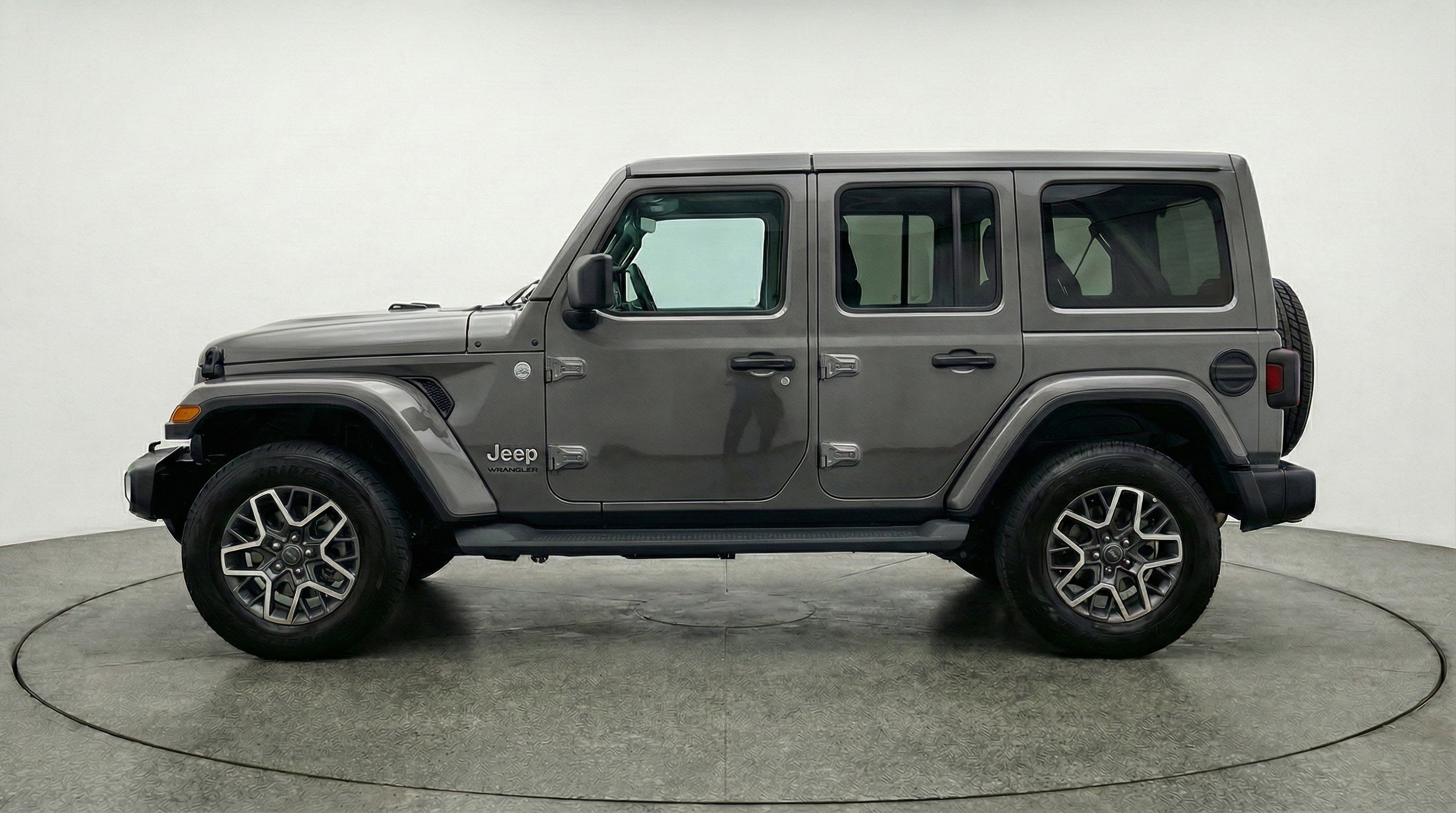Used 2025 Jeep Wrangler Sahara image 5
