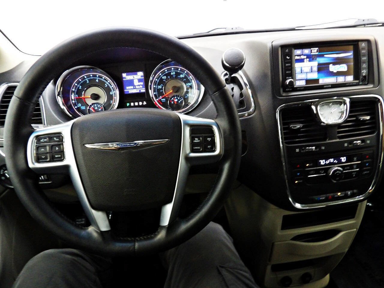 Used 2013 Chrysler Town & Country Touring FWD image 17