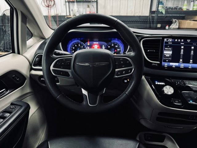 Used 2024 Chrysler Pacifica Touring-L FWD image 30