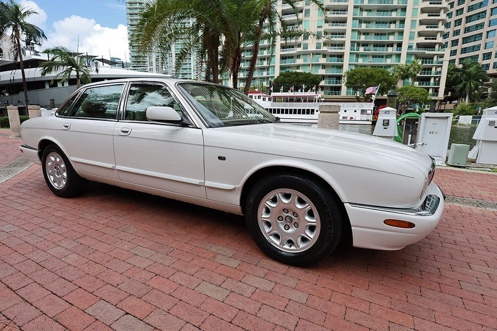 Used 2003 Jaguar XJ8 RWD image 1