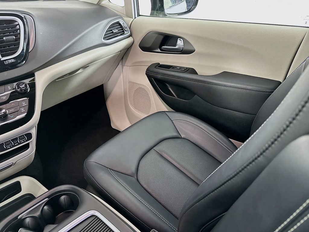 Certified 2024 Chrysler Pacifica Touring-L image 33