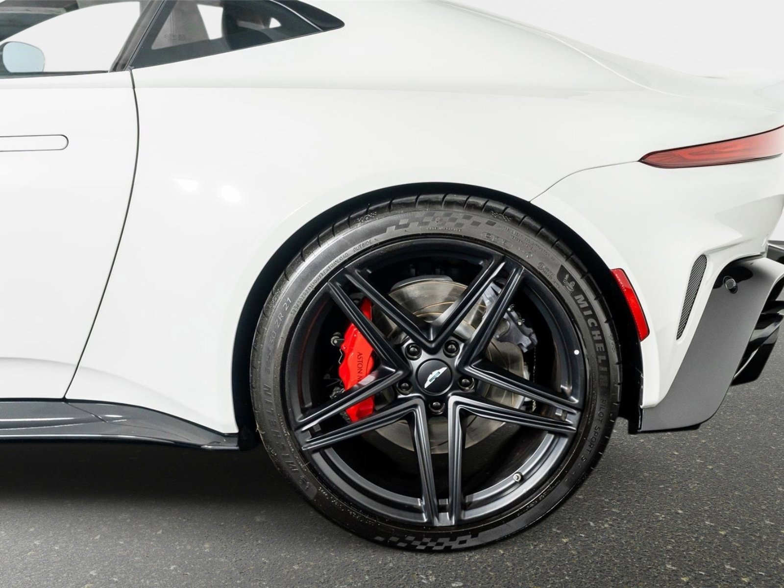 Used 2025 Aston Martin V8 Vantage Coupe RWD image 9