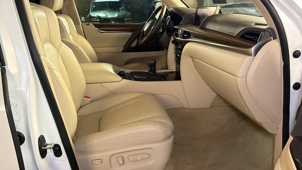 Used 2021 Lexus LX 570 4WD w/ Luxury Package image 10