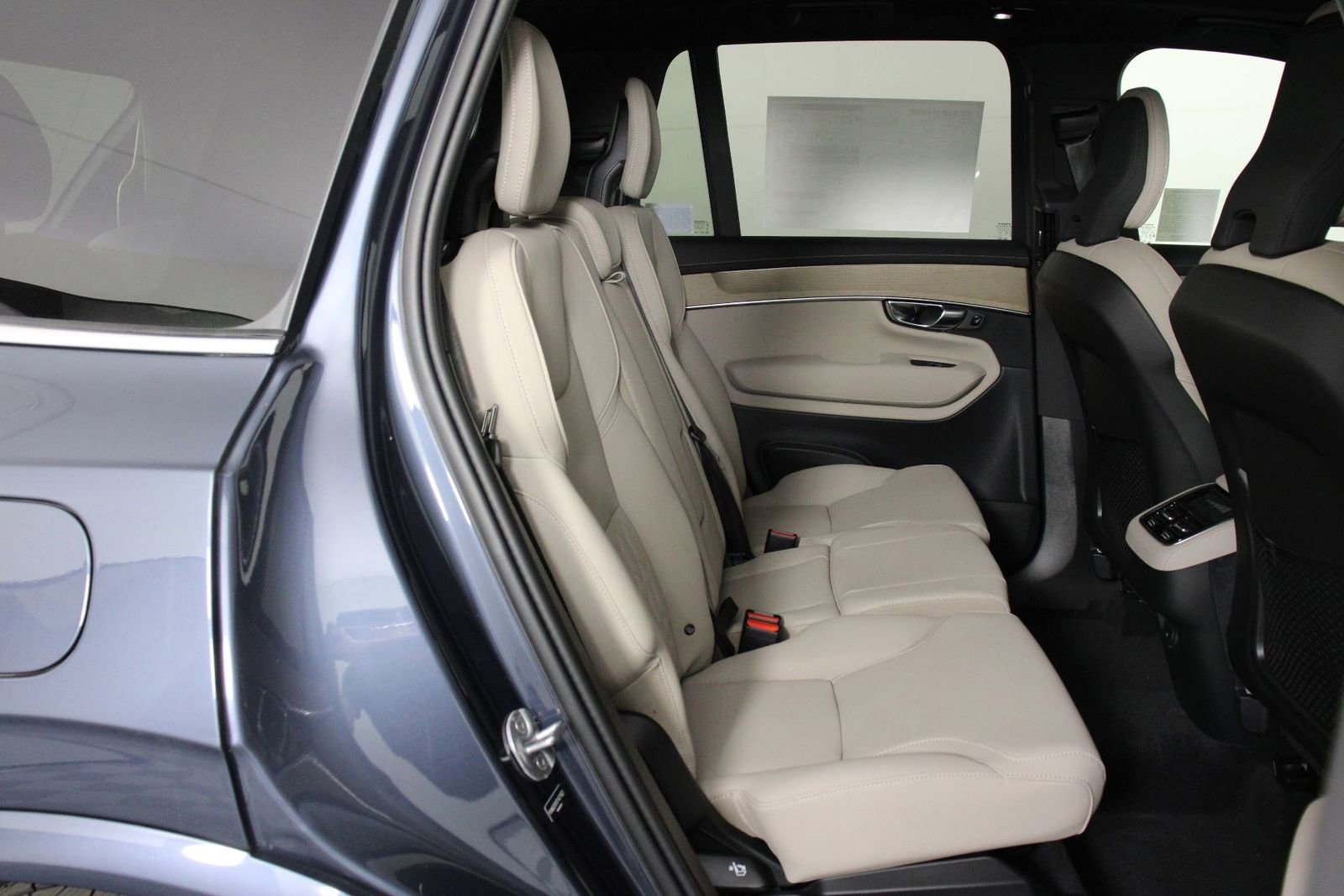 New 2026 Volvo XC90 B6 Plus w/ Protection Package Premier image 11