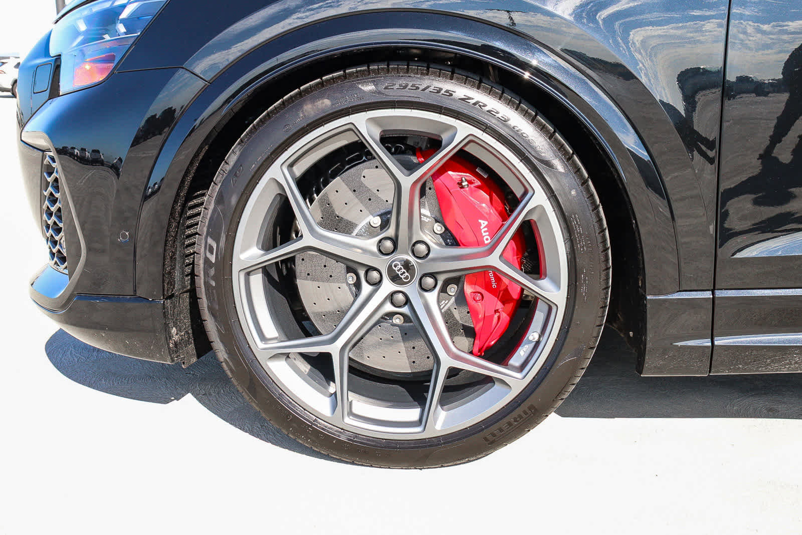 New 2025 Audi RS Q8 performance image 9