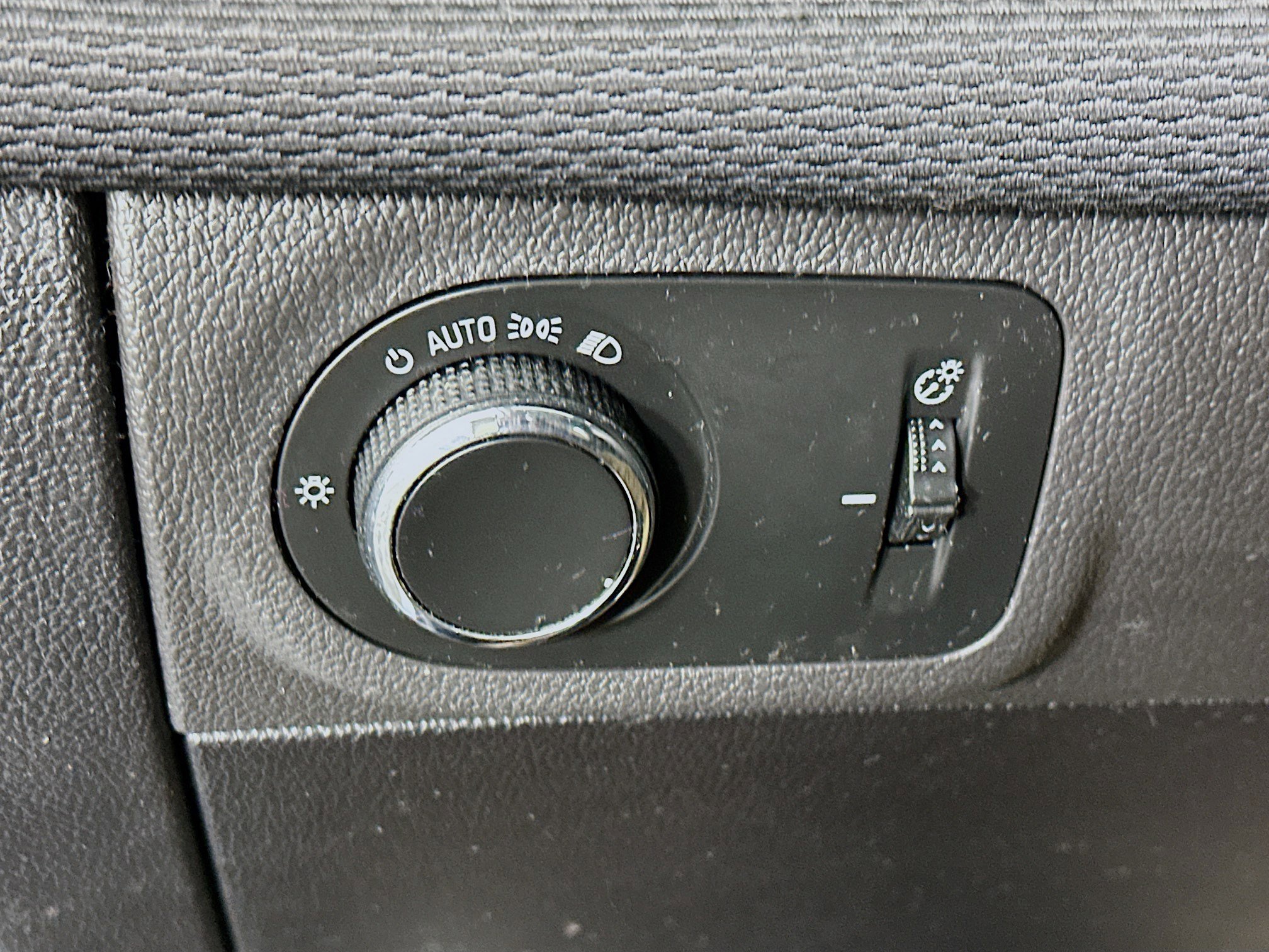 Used 2017 Chevrolet Cruze LS FWD image 17