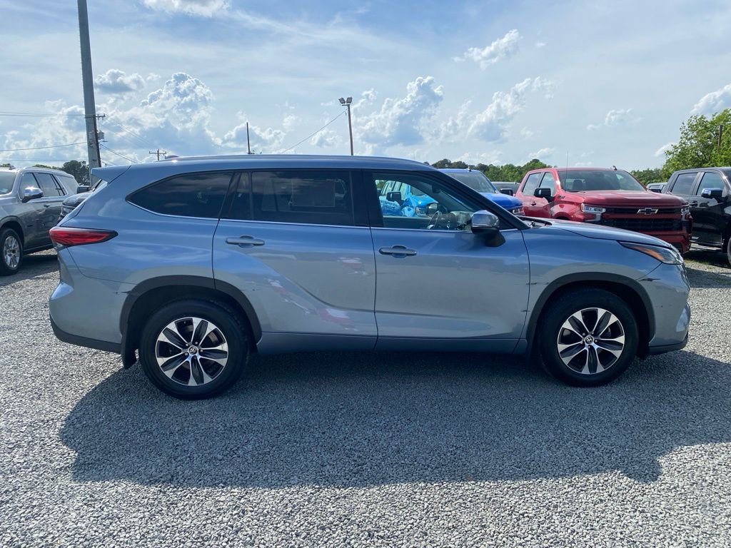 Used 2021 Toyota Highlander XLE image 2