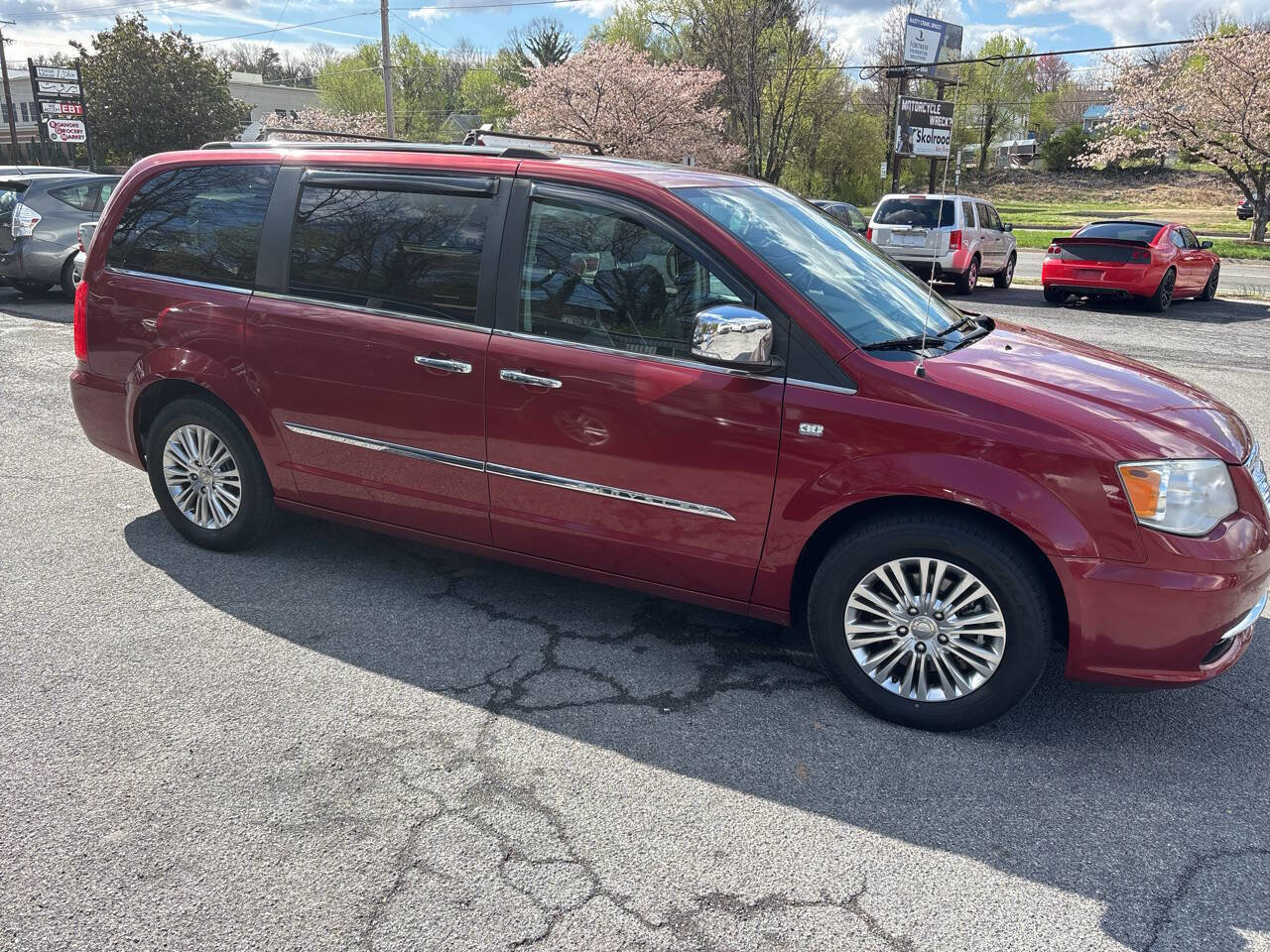 Used 2014 Chrysler Town & Country Touring-L image 7