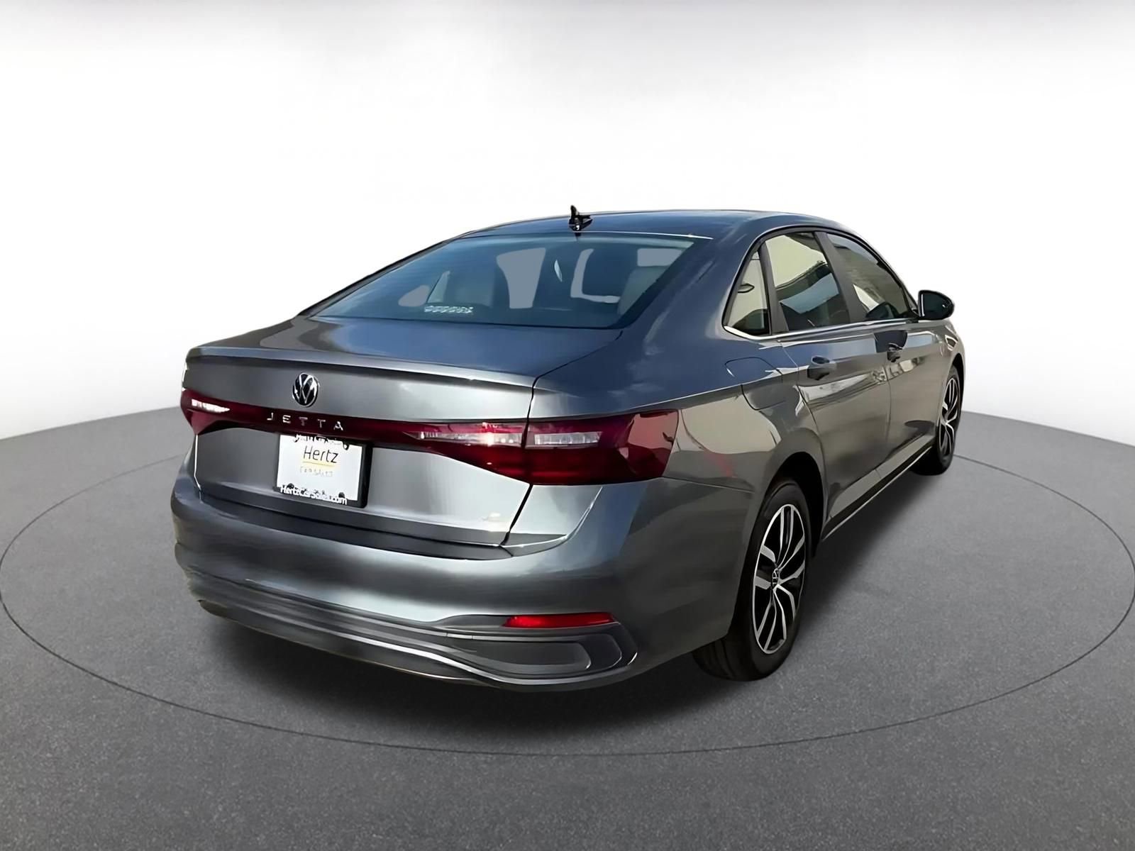 Used 2025 Volkswagen Jetta SE image 14