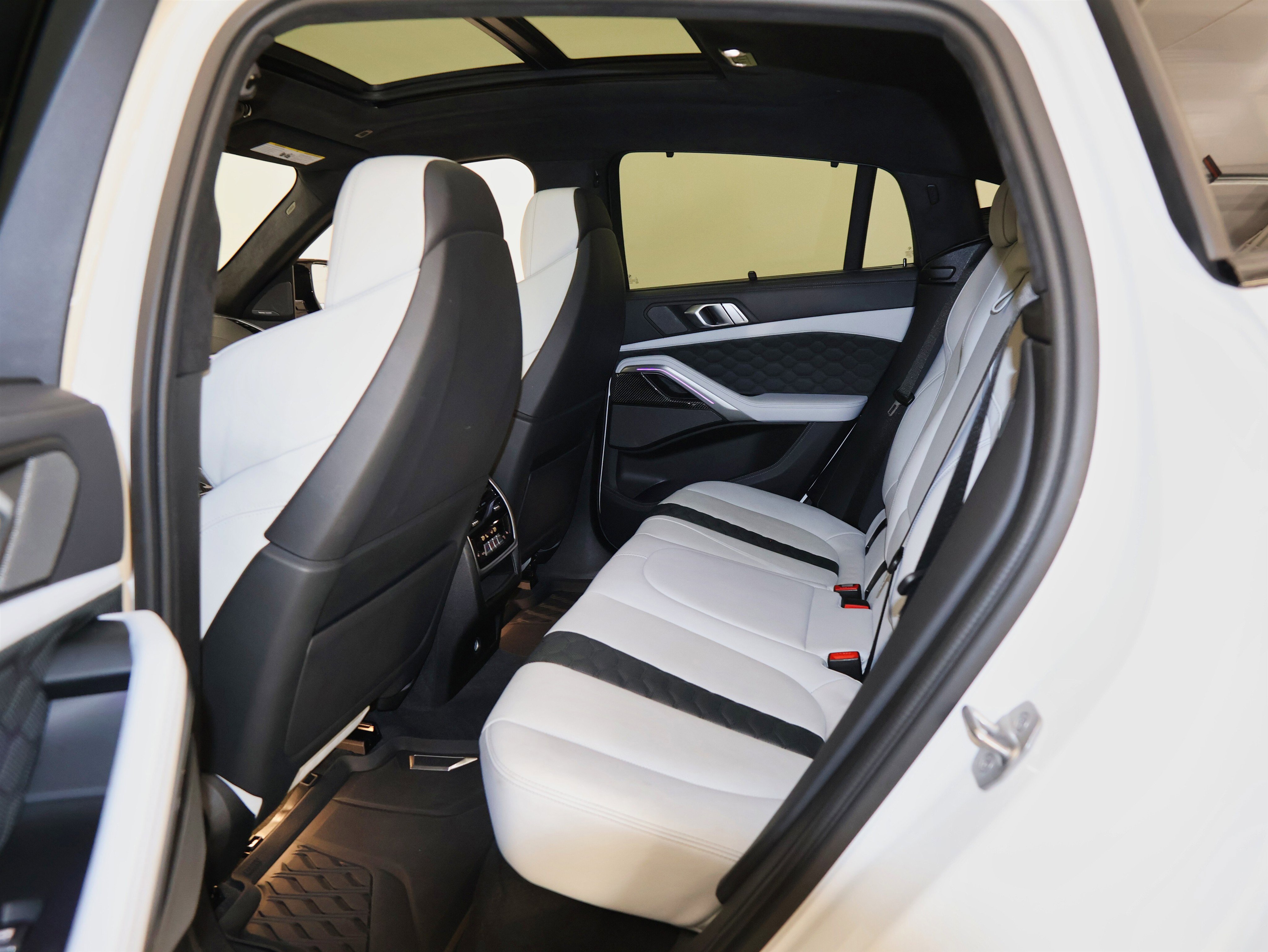 Used 2021 BMW X6 M w/ Executive Package image 29