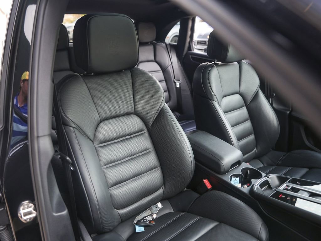 Certified 2025 Porsche Macan image 39