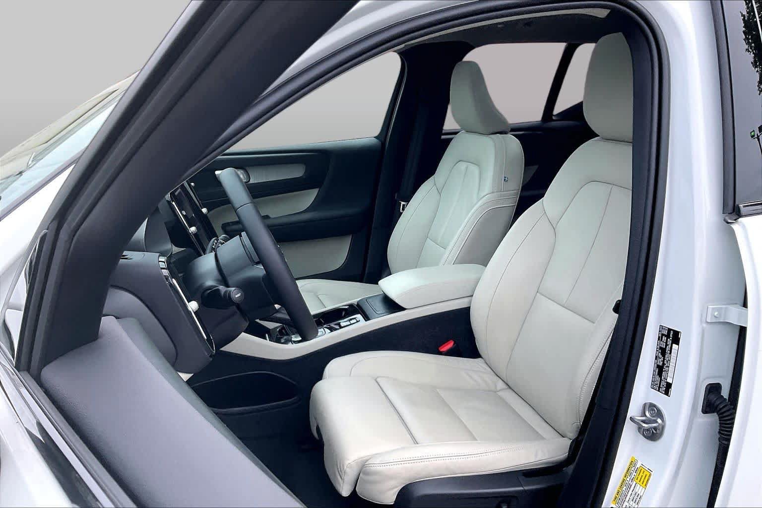 Used 2023 Volvo XC40 B5 Plus AWD/4WD image 7