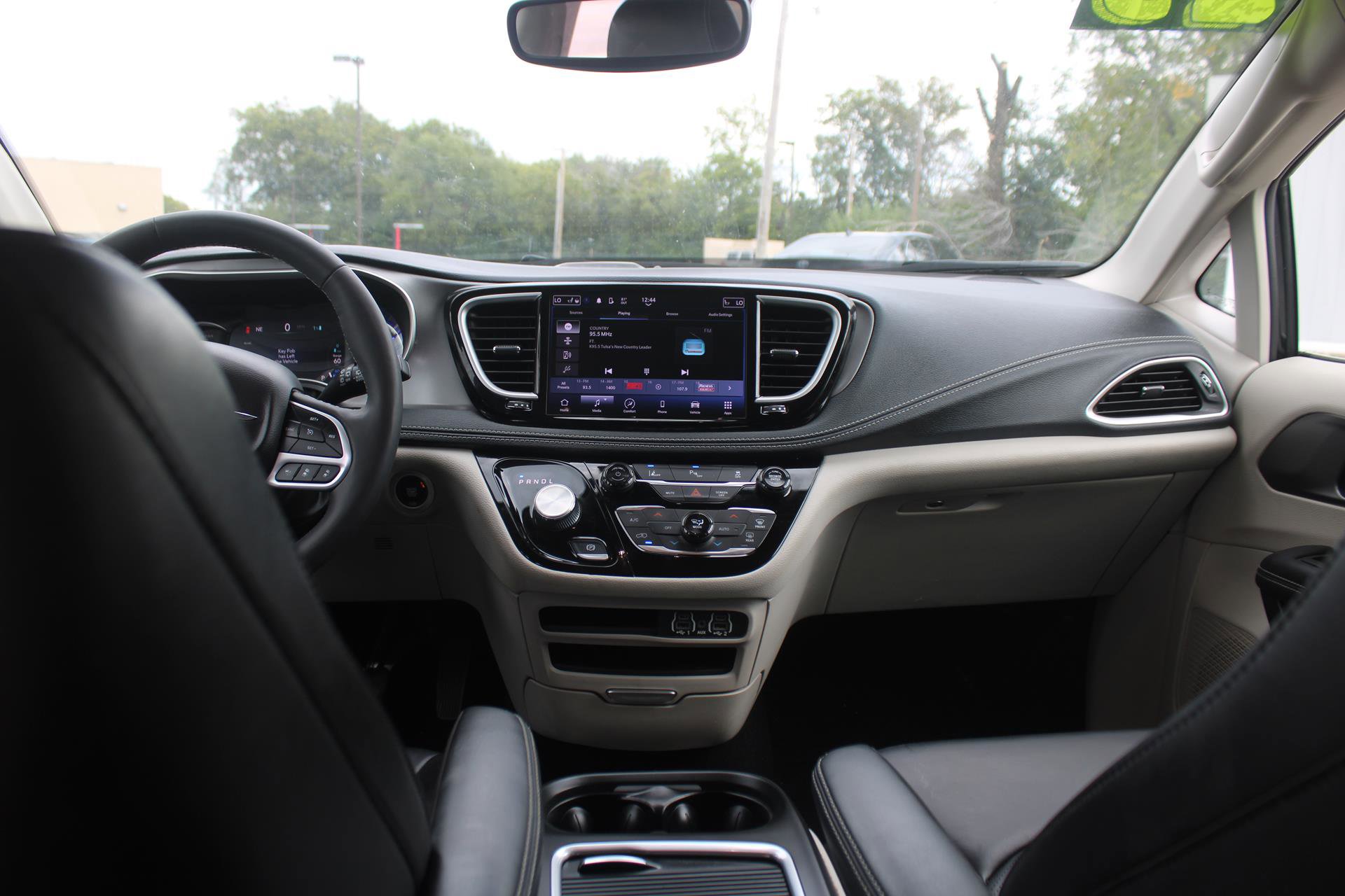 Used 2023 Chrysler Pacifica Touring-L image 18