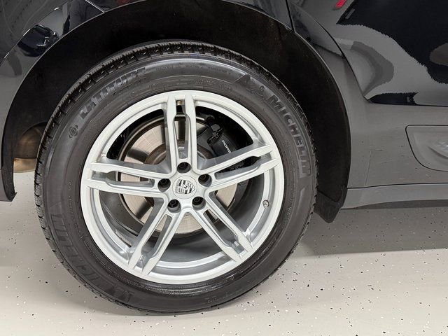 Certified 2023 Porsche Macan image 12
