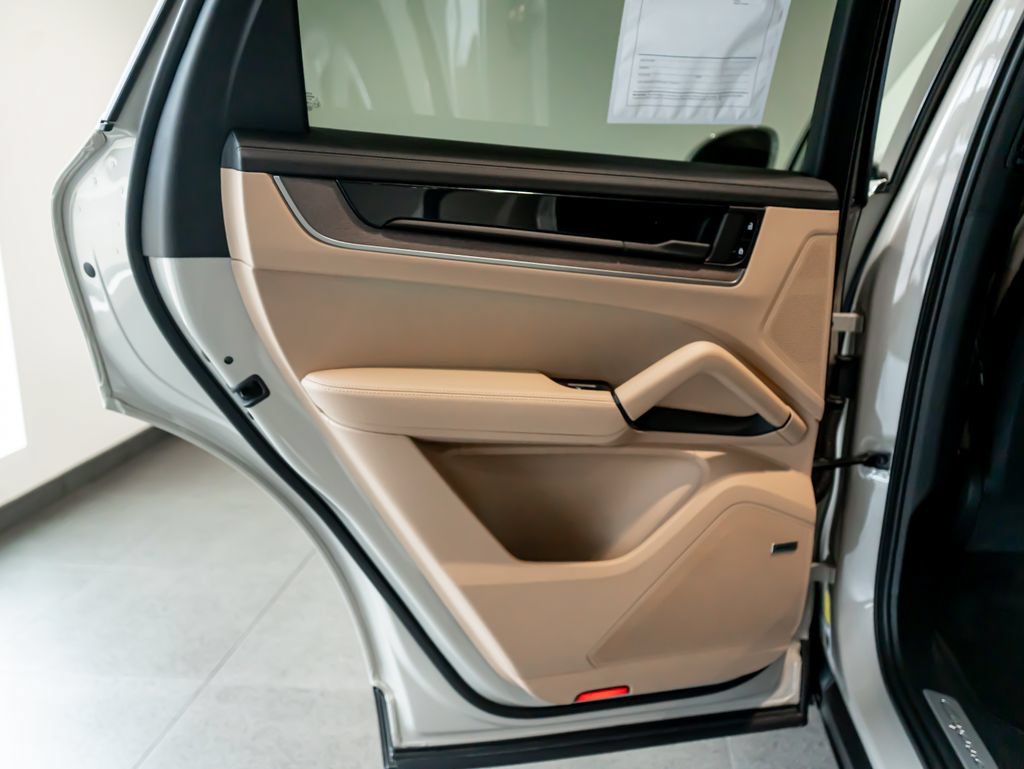 Certified 2025 Porsche Cayenne AWD/4WD image 22