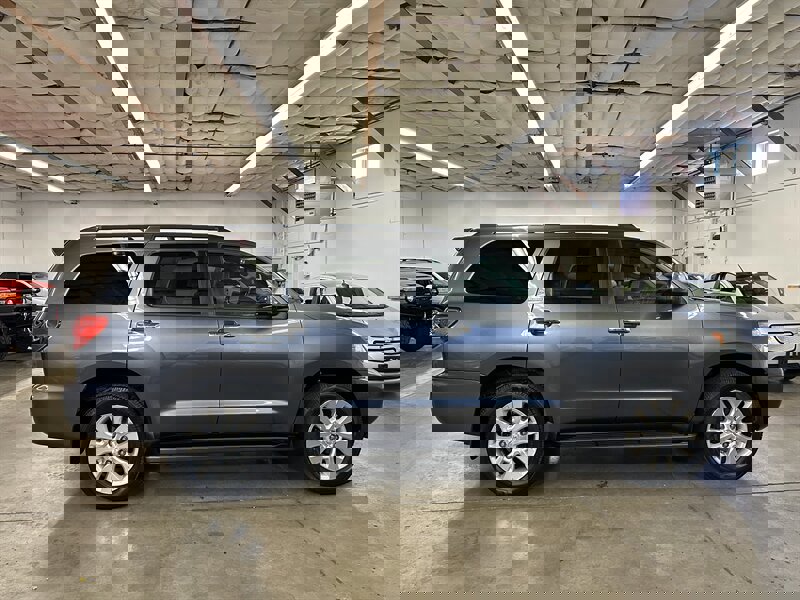 Used 2014 Toyota Sequoia Platinum image 2