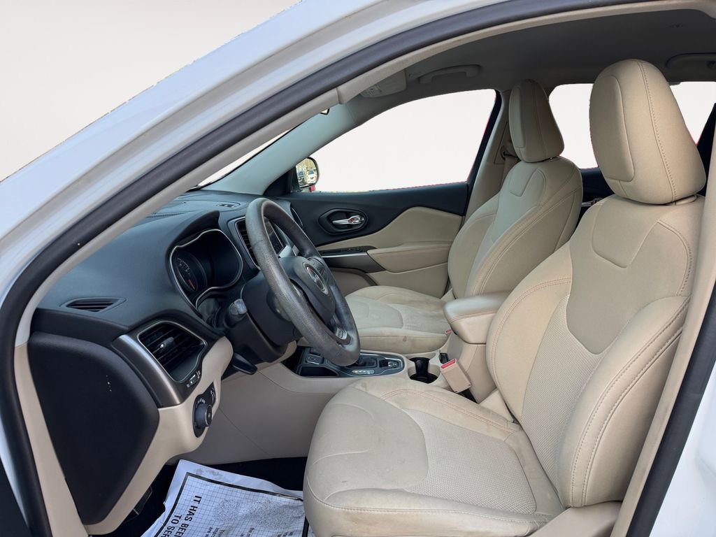 Used 2019 Jeep Cherokee Latitude w/ Popular Appearance Group FWD image 11